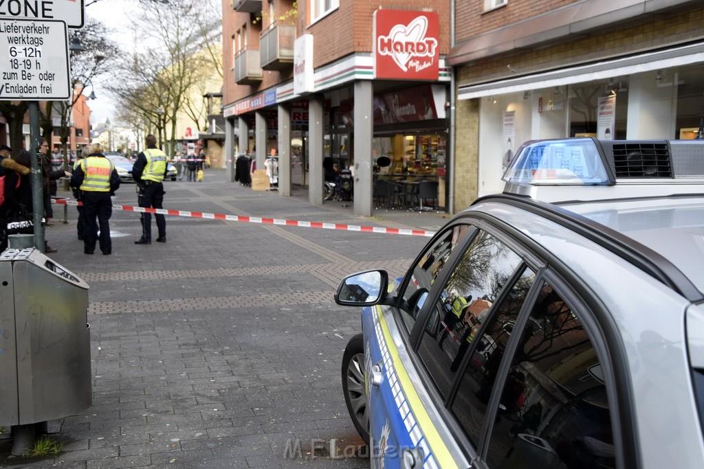 Einsatz BF Koeln Messerstecherei Koeln Porz Josefstr P43.JPG - Miklos Laubert